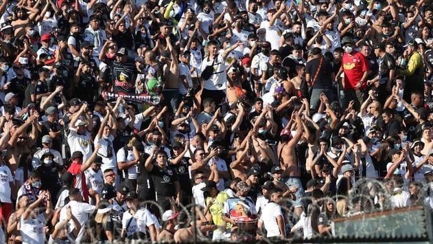 Proyectiles y robo a las bodegas del Monumental: el mal comportamiento de los hinchas que complica a Colo Colo