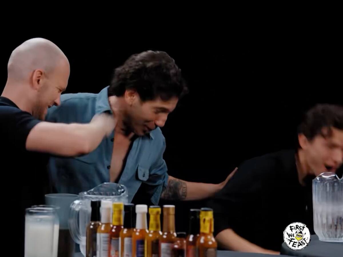 Actor de Hollywood vomita en plena entrevista mientras promocionaba “La Odisea”: video arrasa en redes