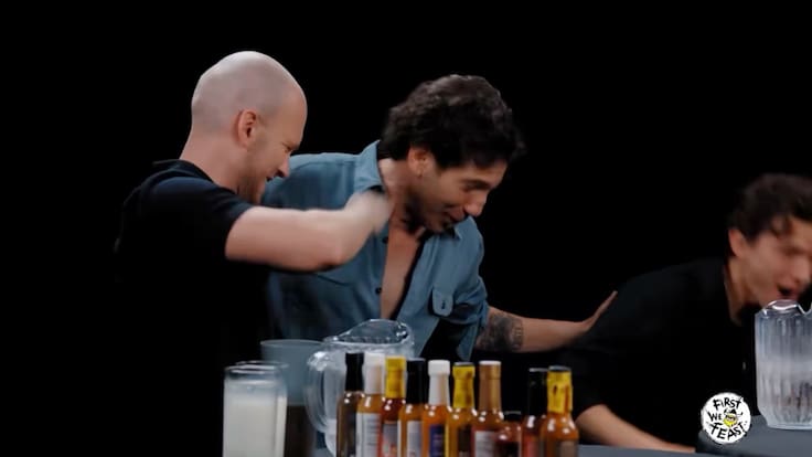 Actor de Hollywood vomita en plena entrevista mientras promocionaba “La Odisea”: video arrasa en redes