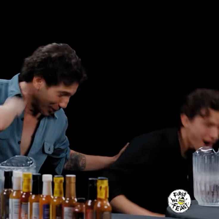 Actor de Hollywood vomita en plena entrevista mientras promocionaba “La Odisea”: video arrasa en redes