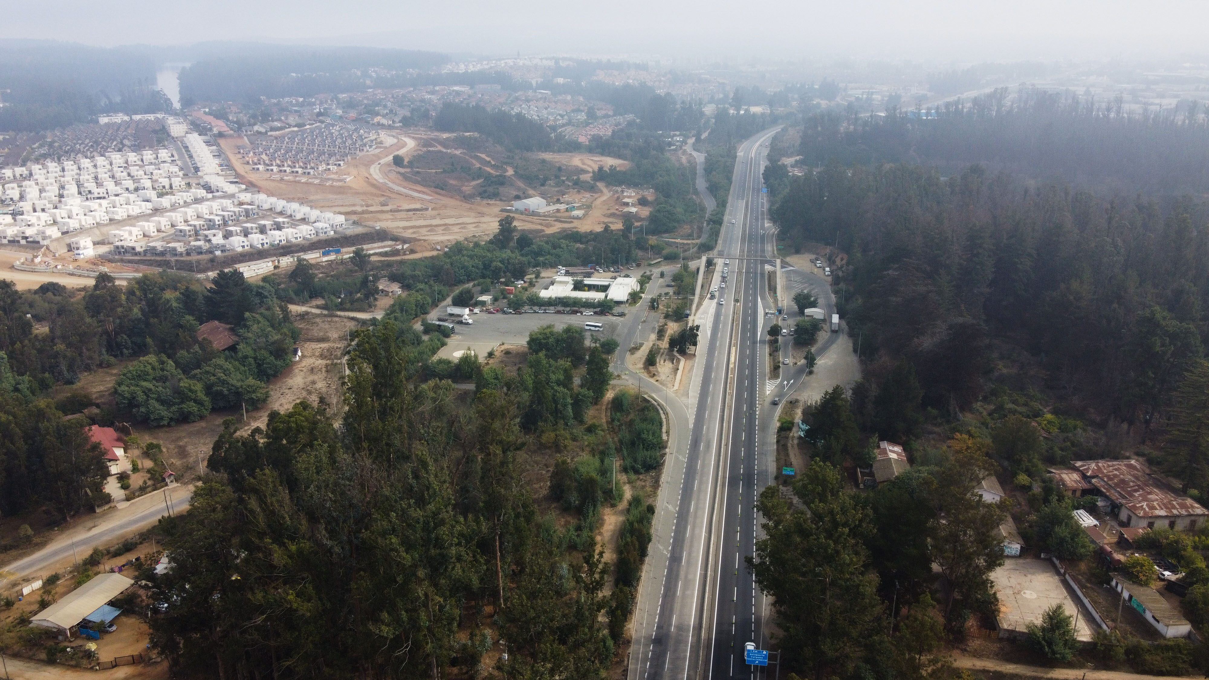 02 DE ABRIL DE 2021/VALPARAISOVista aerea de la Rta 68, en el control sanitario a la altura de la Tenencia de Carabineros Penuelas, en medio del fin de semana largo de Semana Santa.
FOTO: LEONARDO RUBILAR CHANDIA/AGENCIAUNO