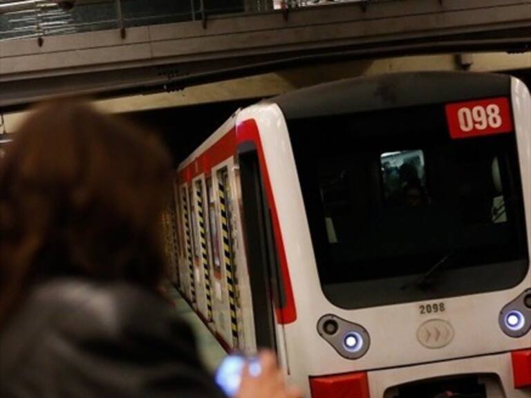 Vagón del Metro de Santiago fue rayado por graffiteros
