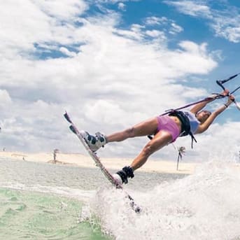 “Queen of the Air”: Mujeres se toman playa de Matanzas en emocionante competencia de saltos sobre el mar