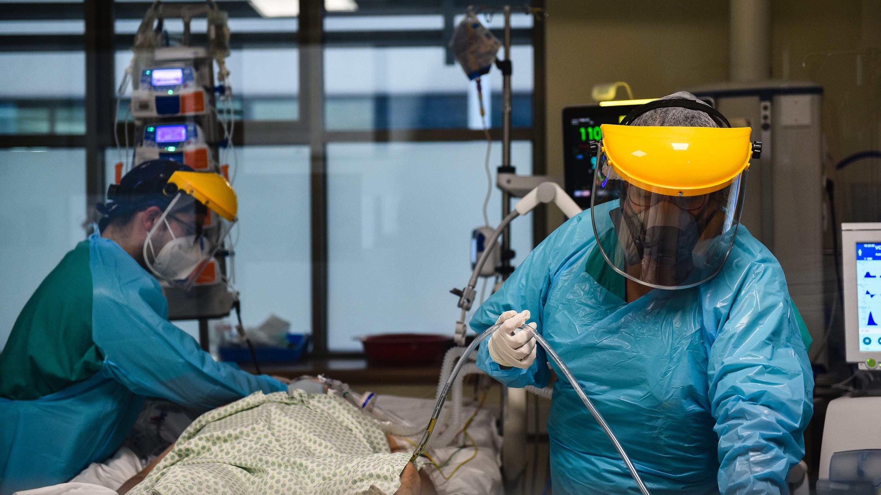 13 DE ABRIL 2021 / PADRE LAS CASASPersonal médico realiza procedimiento a pacientes COVID-19 conectados a ventilador mecánico en los pasillos de UTI en el Complejo Asistencial de Padre Las Casas, que ya cumple un año de funcionamiento, tras su apresurada apertura por la emergencia sanitaria que provocó la pandemia del coronavirus.
FOTO: ROCIO CUMINAO ROJAS / AGENCIAUNO