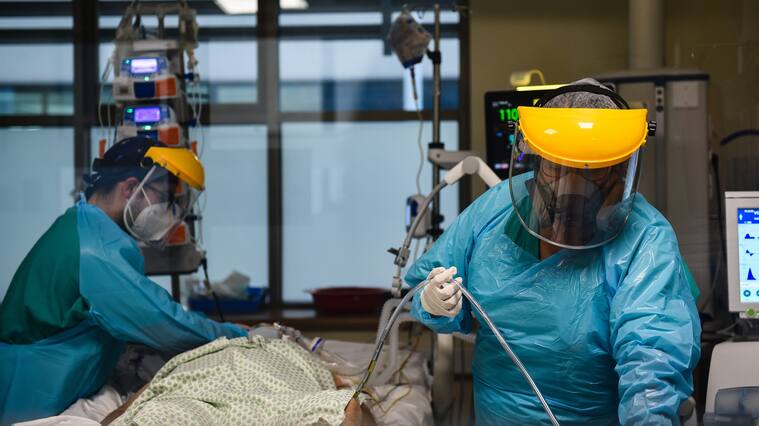 13 DE ABRIL 2021 / PADRE LAS CASASPersonal médico realiza procedimiento a pacientes COVID-19 conectados a ventilador mecánico en los pasillos de UTI en el Complejo Asistencial de Padre Las Casas, que ya cumple un año de funcionamiento, tras su apresurada apertura por la emergencia sanitaria que provocó la pandemia del coronavirus.
FOTO: ROCIO CUMINAO ROJAS / AGENCIAUNO