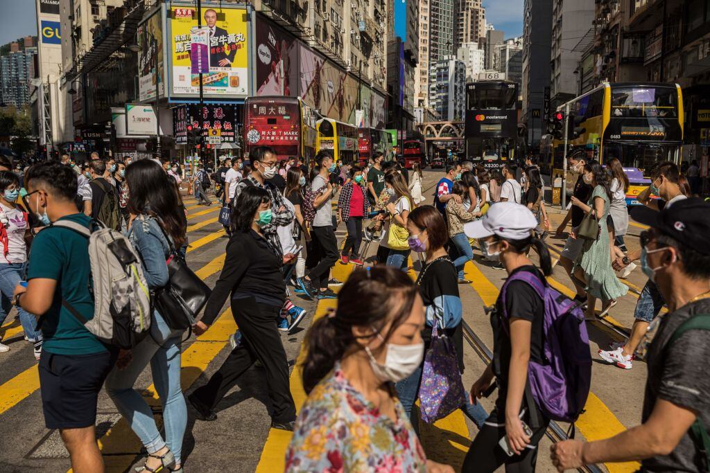 Personas con mascarillas caminan por Hong Kong