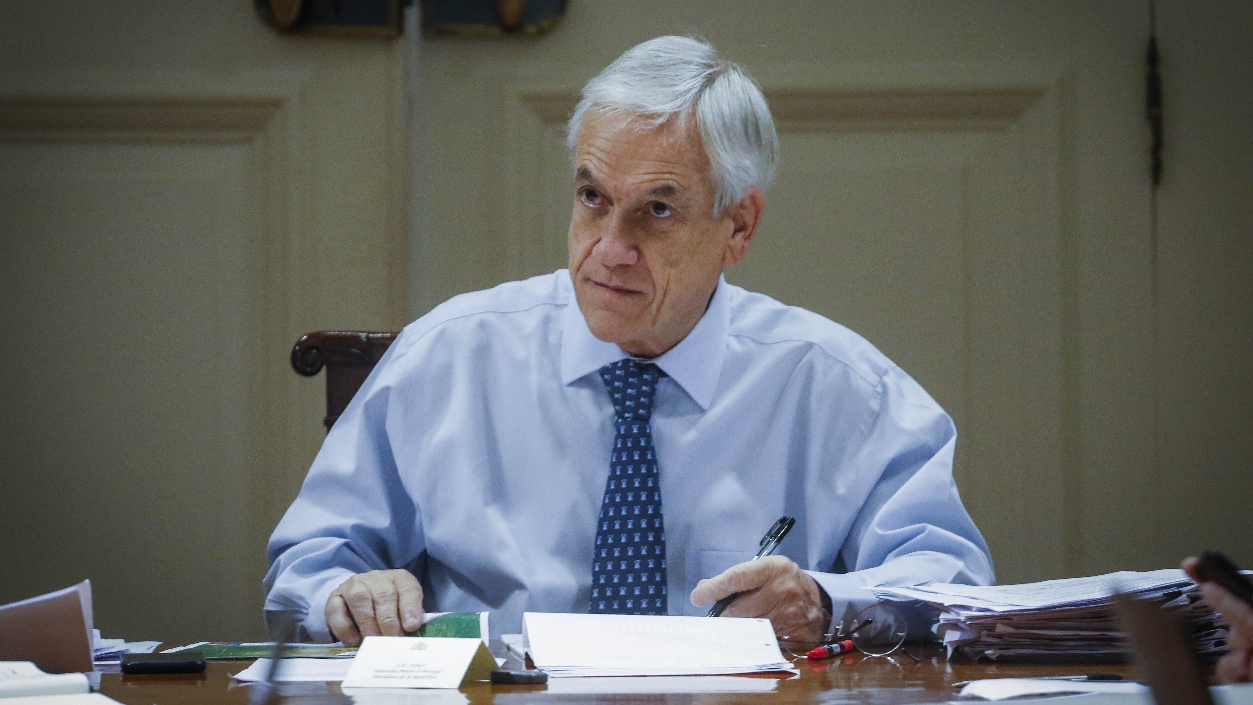 19 de marzo del 2020/SANTIAGOEl Presidente de la Republica, Sebastian Piñera, sostiene una reunión de coordinación con el Comité de Emergencia por el coronavirus, con los ministros del Interior, Defensa y la subsecretaria de Salud, en el Palacio de La Moneda.
FOTO: SEBASTIAN BELTRAN GAETE/AGENCIAUNO