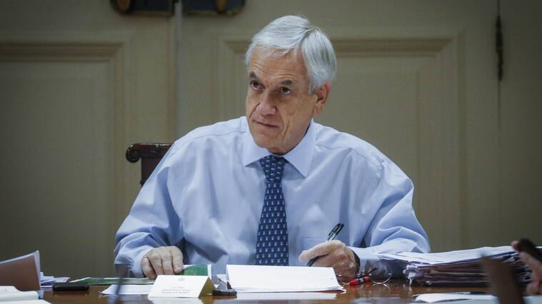 19 de marzo del 2020/SANTIAGOEl Presidente de la Republica, Sebastian Piñera, sostiene una reunión de coordinación con el Comité de Emergencia por el coronavirus, con los ministros del Interior, Defensa y la subsecretaria de Salud, en el Palacio de La Moneda.
FOTO: SEBASTIAN BELTRAN GAETE/AGENCIAUNO