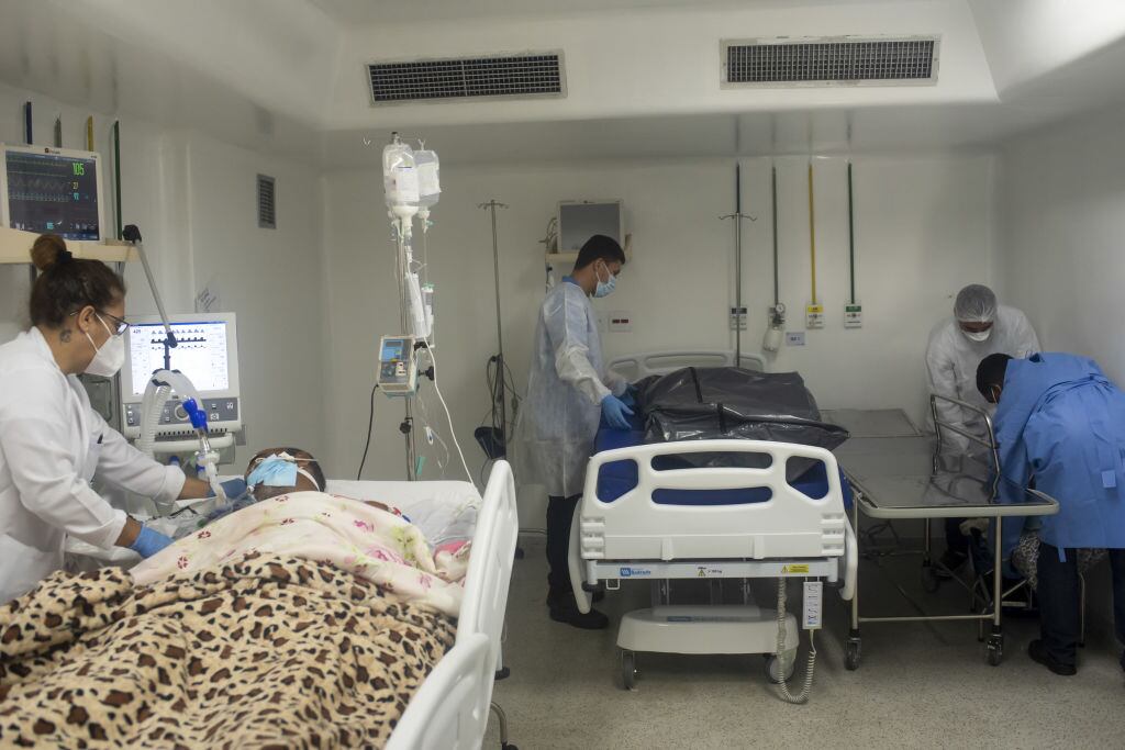 Pacientes con Covid-19 son atendidos en un hospital de Río de Janeiro