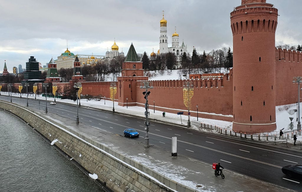 La calle cercana a la Plaza Roja y el palacio del Kremlin en la ciudad de Moscú en Rusia.