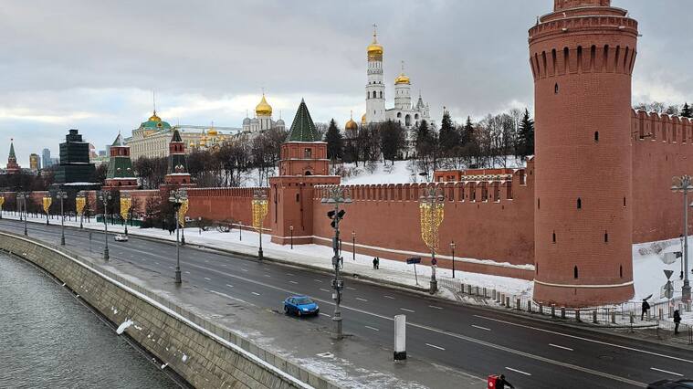 La calle cercana a la Plaza Roja y el palacio del Kremlin en la ciudad de Moscú en Rusia.