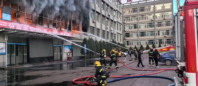 Los bomberos combaten un incendio en la ciudad de Lüliang en China