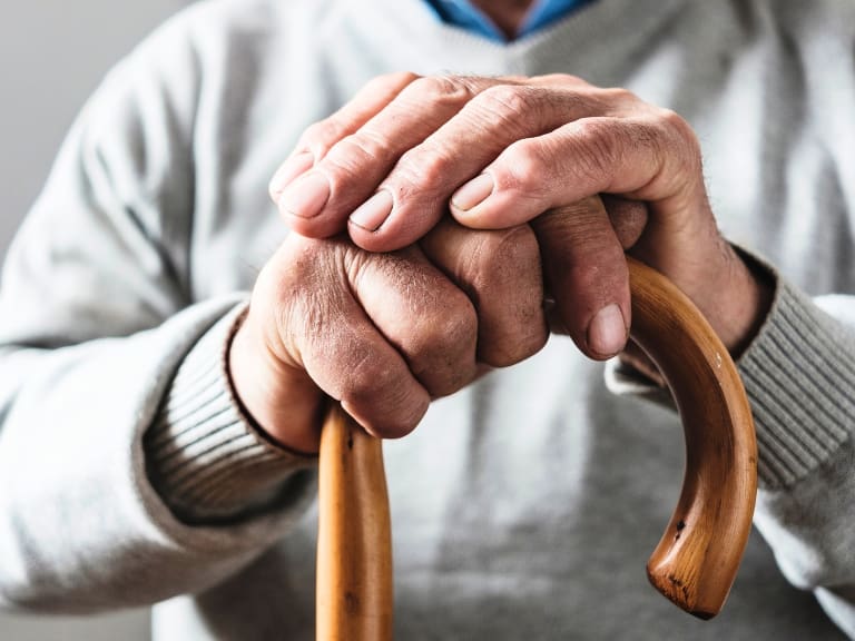 Estudio revela cuáles son las dos edades en las que las personas envejecen radicalmente