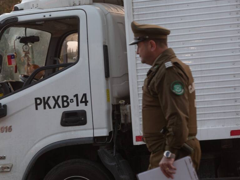 Delincuente queda hospitalizado tras ser baleado por Carabineros: fue sorprendido robando un camión de CCU