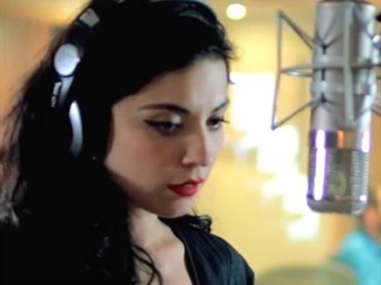 Mon Laferte va por más premios MTV MIAW