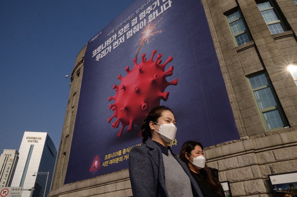 Un aviso sobre el coronavirus en la ciudad de Seúl