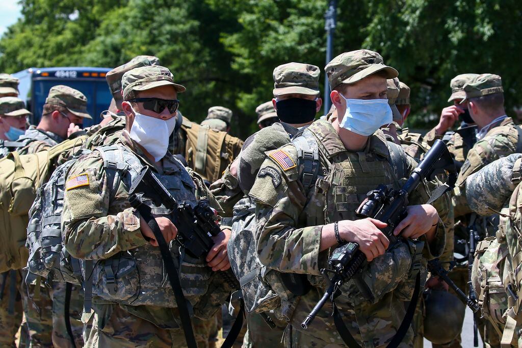 Militares apostados a las afueras de Washington