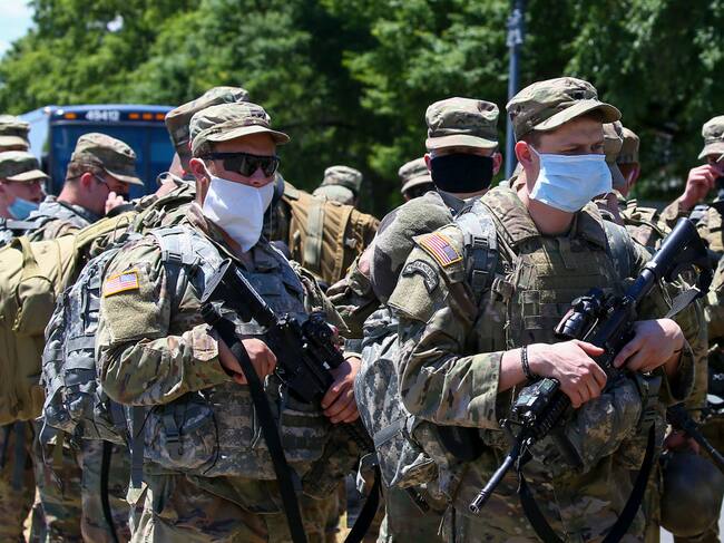 Militares apostados a las afueras de Washington