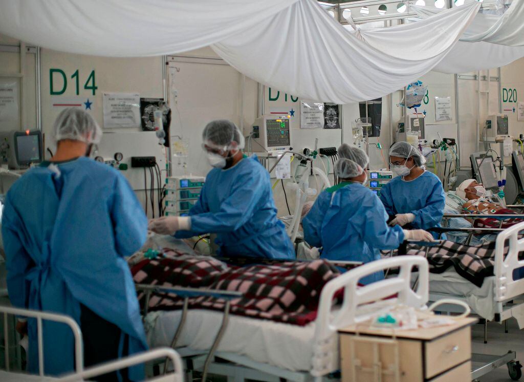 Médicos atienden a pacientes del Covid-19 en un hospital de Belén