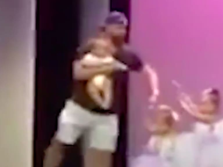 El tierno registro del papá que salvó la presentación de ballet de su hija de dos años