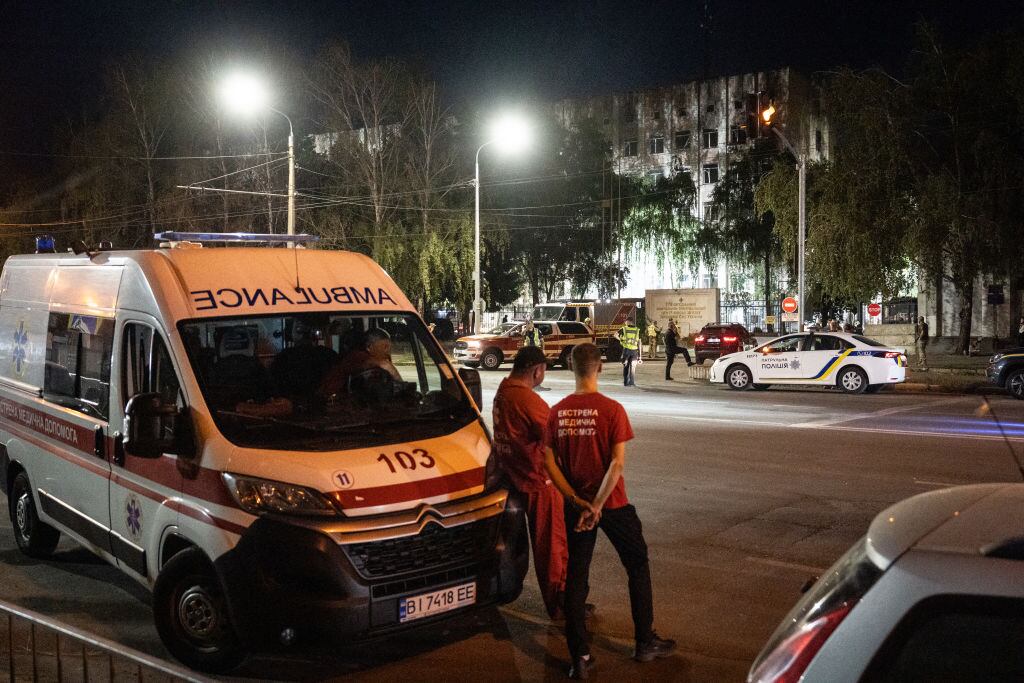 Trabajadores de la salud en las afueras de la escuela militar de Ucrania que impactaron dos misiles rusos en la ciudad de Poltava