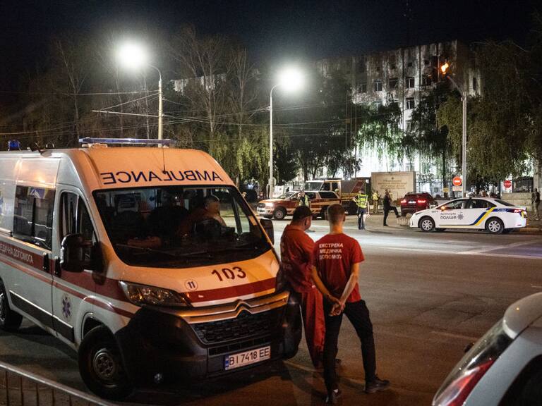 Trabajadores de la salud en las afueras de la escuela militar de Ucrania que impactaron dos misiles rusos en la ciudad de Poltava