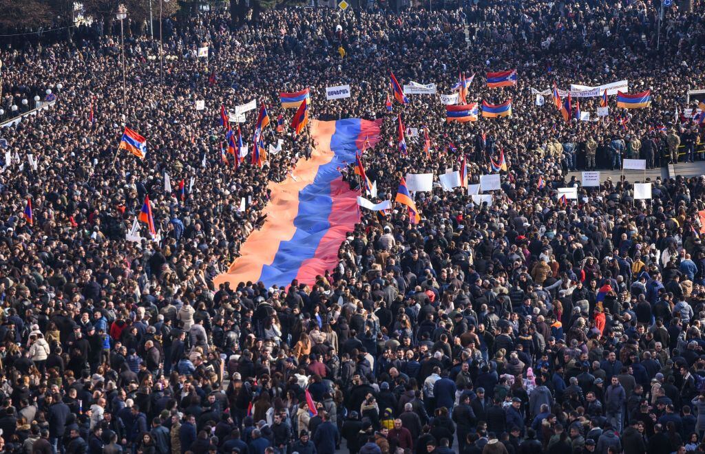 Protesta en Nagorno Karabaj con la bandera de Armenia pidiendo independencia