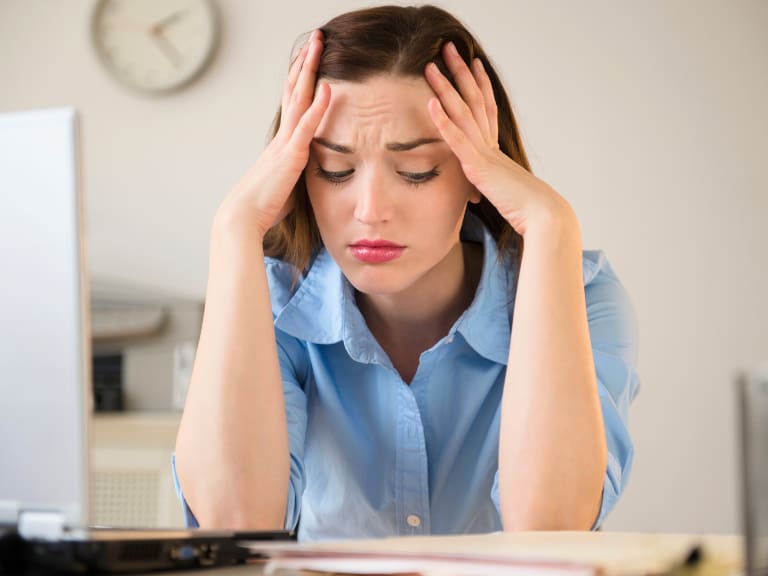 Ni a los 20 ni a los 30: esta es la edad en que somos más infelices, según la ciencia