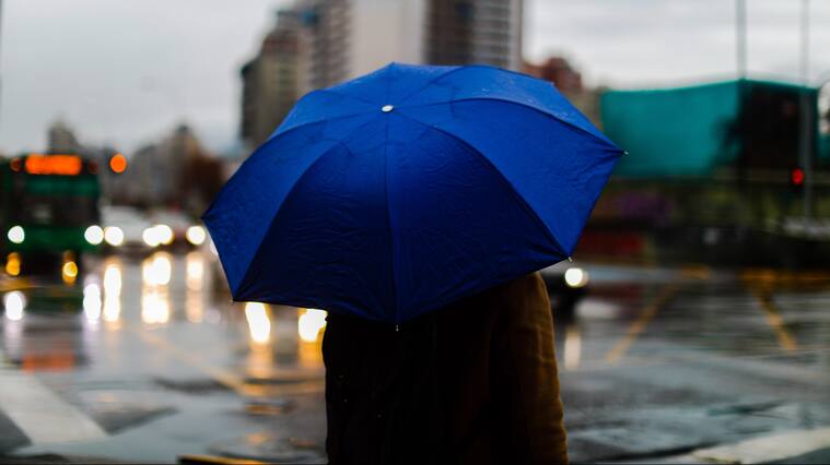 23 de Junio de 2021 / SANTIAGOUna persona se protege con un paragua de las lluvias que caen en la región metropolitana de carácter débil. Además, se registraron temperaturas bajas que se mantendrán por el resto de la semana.
FOTO:CRISTOBAL ESCOBAR/AGENCIAUNO