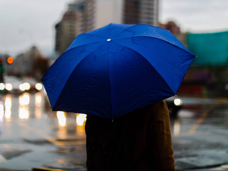 23 de Junio de 2021 / SANTIAGOUna persona se protege con un paragua de las lluvias que caen en la región metropolitana de carácter débil. Además, se registraron temperaturas bajas que se mantendrán por el resto de la semana.
FOTO:CRISTOBAL ESCOBAR/AGENCIAUNO
