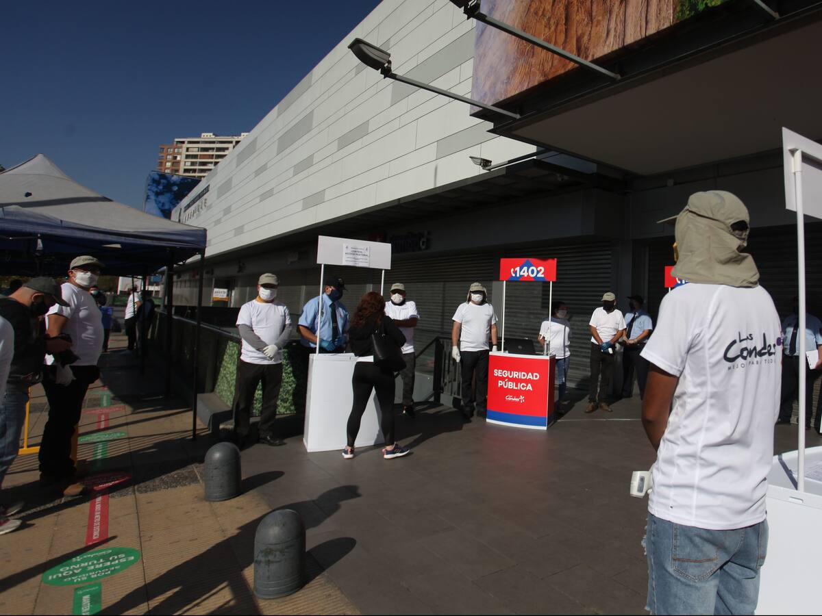 Con filas de personas a la espera reabrieron centro comercial Apumanque