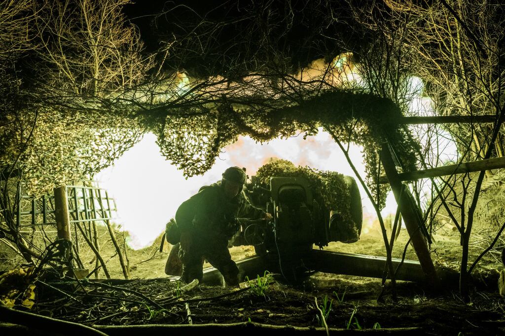 Un soldado del ejército de Ucrania dispara un cañón de artillería en el frente de batalla en la región de Donetsk.