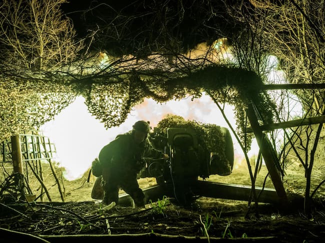 Un soldado del ejército de Ucrania dispara un cañón de artillería en el frente de batalla en la región de Donetsk.