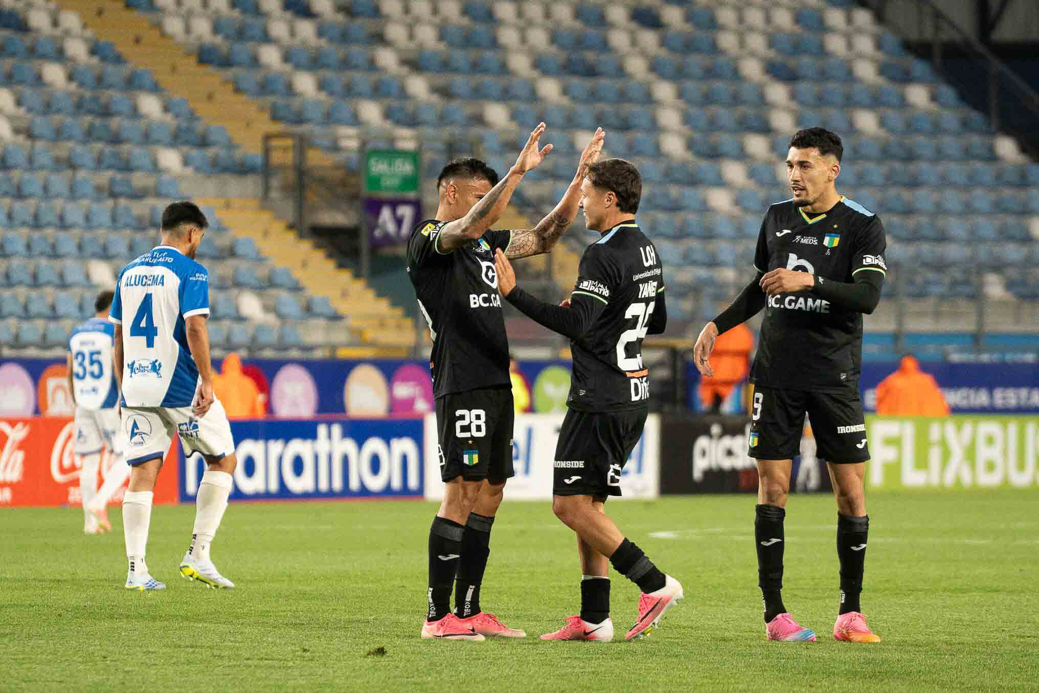 O’Higgins resiste con uno menos y toma ventaja ante Santa Cruz en los octavos de final de la Copa Chile