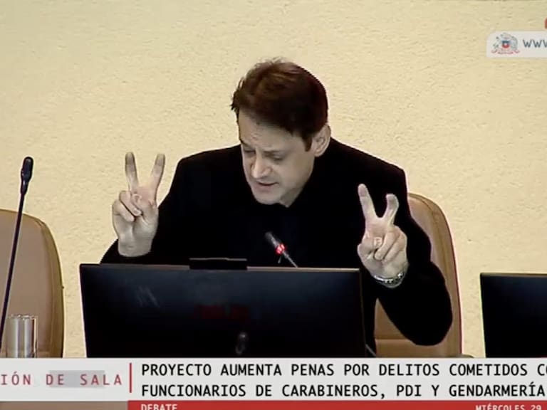 Gaspar Rivas tilda de «mandriles mononeuronales de Plaza Dignidad» a protagonistas de protestas en Plaza Baquedano