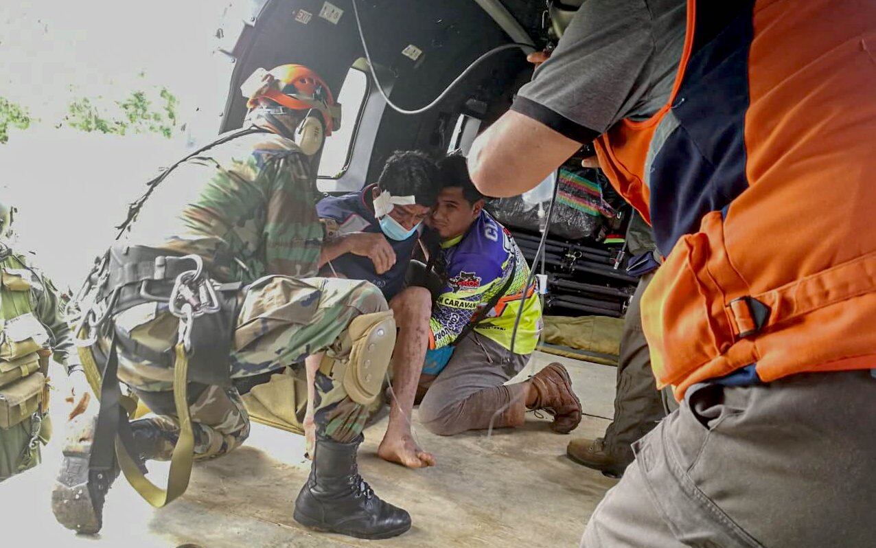 Equipos de rescata llevan a un herido por los aludes en la ciudad de Tarija