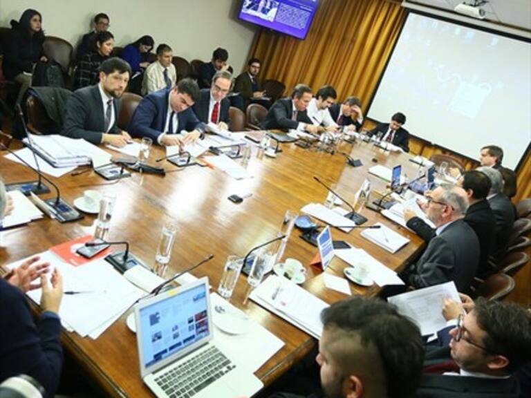 Diputados incomodan a doctor en derecho constitucional por llegar a comisión sin chaqueta y corbata