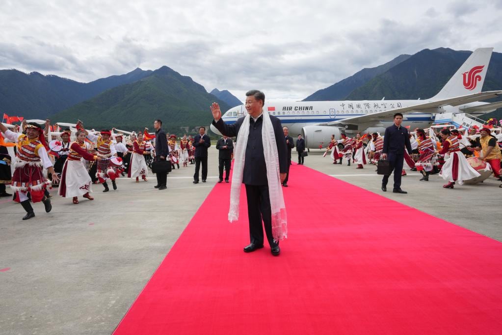 El presidente chino Xi Jinping en su arribo a la región de Tíbet