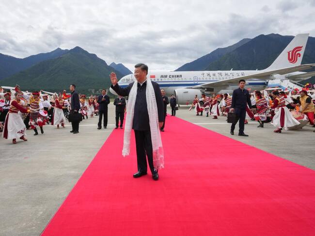 El presidente chino Xi Jinping en su arribo a la región de Tíbet
