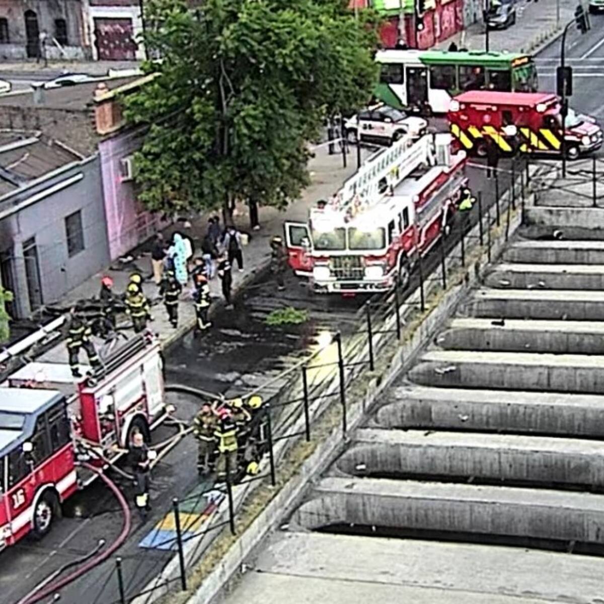 Incendio afecta a cité en Estación Central: vecinos del sector debieron ser evacuados