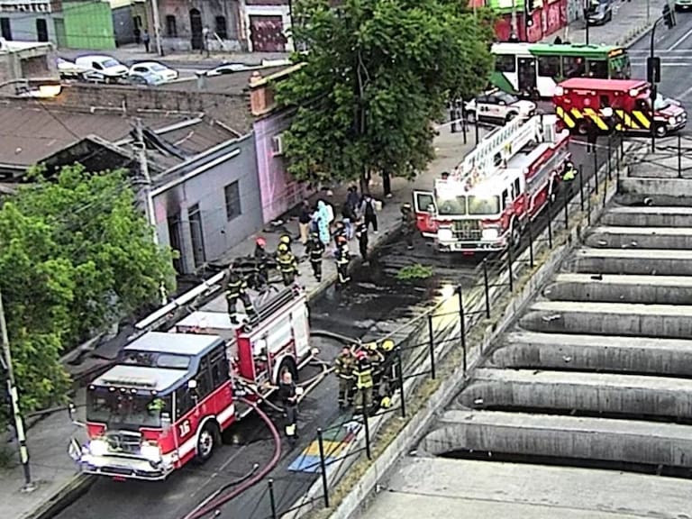 Incendio afecta a cité en Estación Central: vecinos del sector debieron ser evacuados