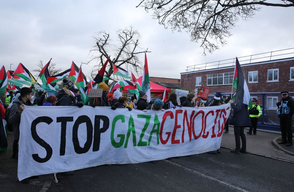 Manifestación en Shenstone de Inglaterra exigiendo el fin del genocidio en la Franja de Gaza y en apoyo a Palestina.