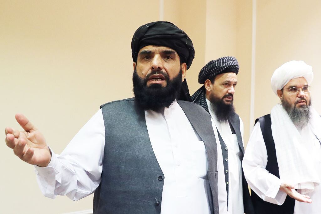 Uno de los voceros talibanes Suhail Shaheen ante los medios