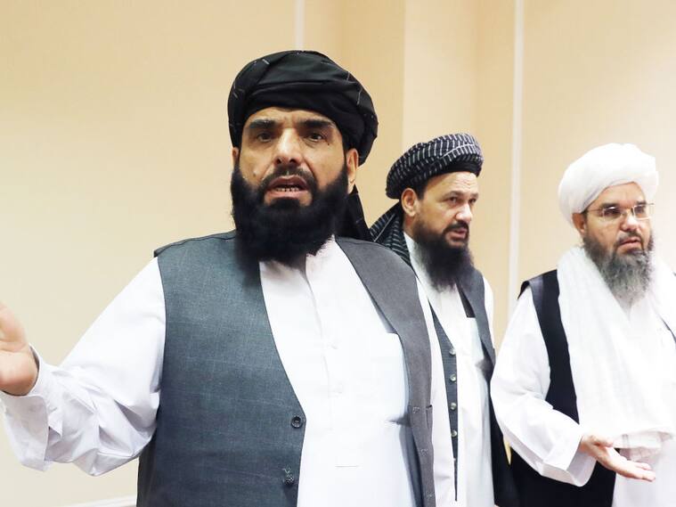 Uno de los voceros talibanes Suhail Shaheen ante los medios