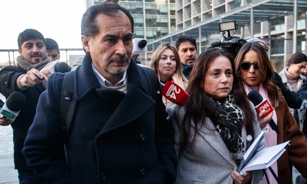 Agencia UNO | Leonarda Villalobos llegando al Centro de Justicia de Santiago, junto a su pareja Luis Angulo