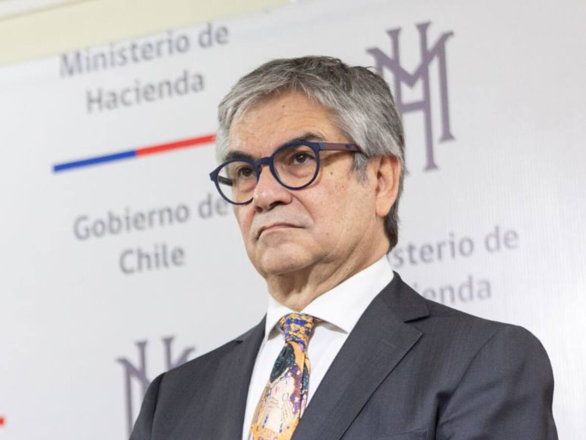 Afirman que ministro Mario Marcel sufrió la clonación de su tarjeta de crédito en Chile