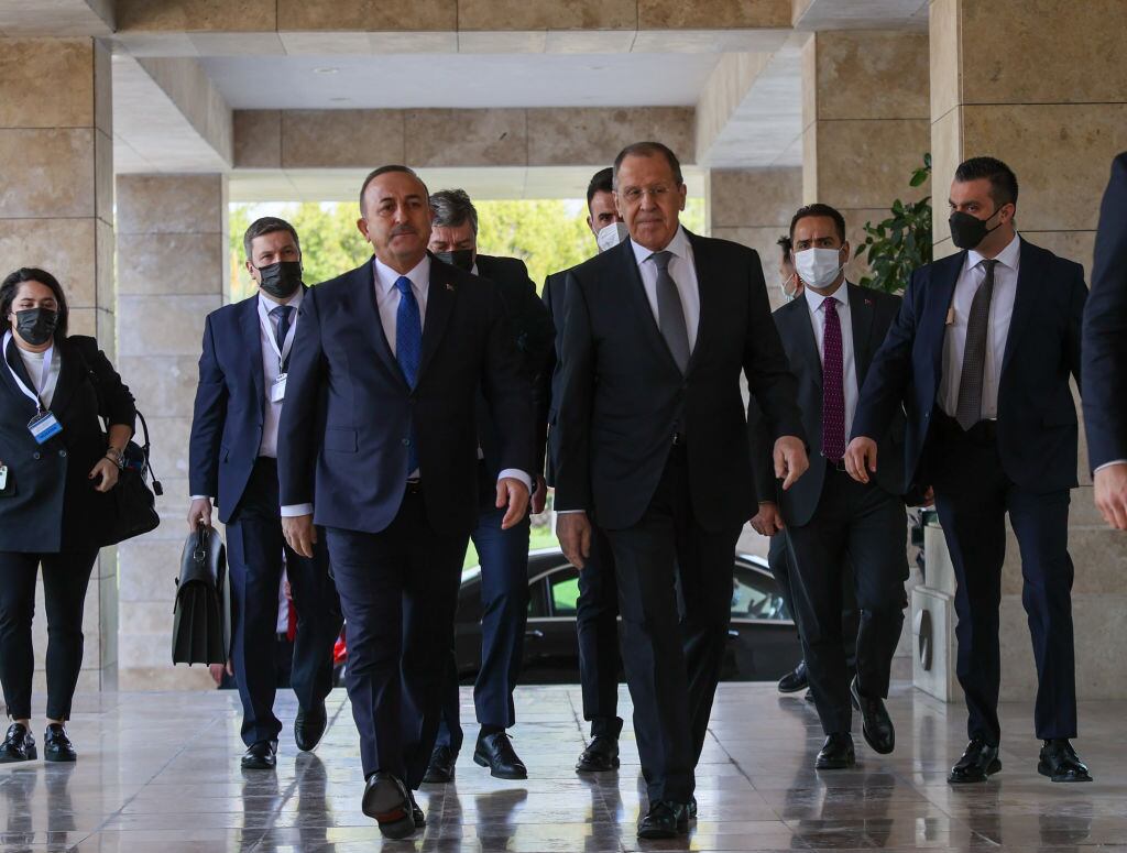 El canciller turco Mevlut Cavusoglu recibe al canciller ruso Sergey Lavrov