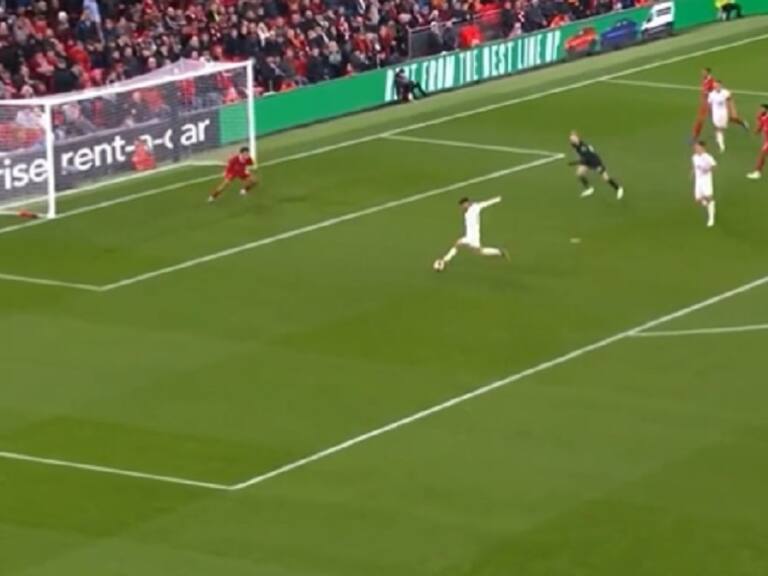 ¡Inexplicable! Gabriel Suazo perdió un gol solo y sin arquero ante el Liverpool