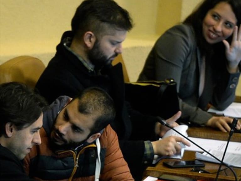 Frente Amplio enfrenta tensiones internas por polémicas de sus diputados
