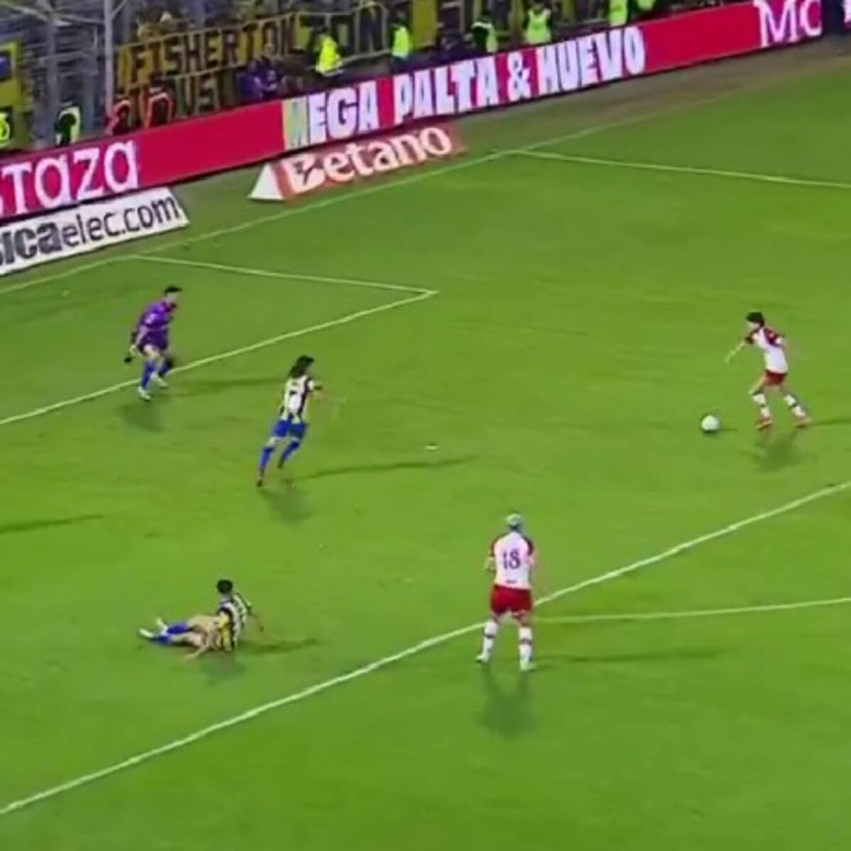 El arquero estaba rendido: el increíble gol que erró Leonardo Gil en los cuartos de final de la liga argentina